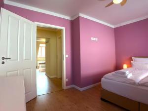 Een bed of bedden in een kamer bij Amaroo - Apartments Potsdam “Holländisches Viertel”