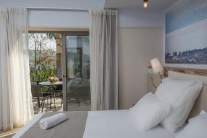 Säng eller sängar i ett rum på Ohalo Manor Hotel