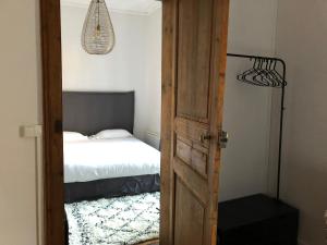 an open door to a bedroom with a bed at Appartement Lanjuinais in Rennes