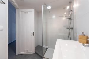 une salle de bain avec une douche avec une porte vitrée dans l'établissement Vista Dorada al mar balcón-Wifi By CanariasGetaway, à Las Palmas de Gran Canaria 25 autres photos