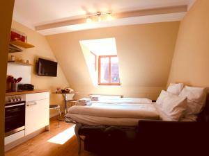 Giường trong phòng chung tại Amaroo - Apartments Potsdam “Holländisches Viertel”
