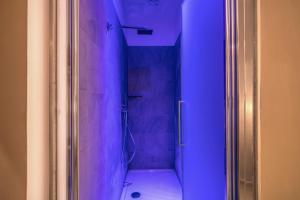 een badkamer met een paarse douche en een toilet bij H501 Luxury Rooms in Rome