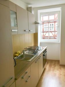 een keuken met een wastafel en een raam erin bij Drei-Flüsse Ferienwohnung in Hannoversch Münden