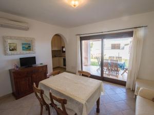 Μια τηλεόραση ή/και κέντρο ψυχαγωγίας στο Villetta con giardino 400 mt dalla spiaggia