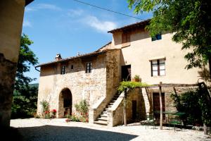 duży kamienny budynek z klatką schodową przed nim w obiekcie Agriturismo Marchesi Gondi w mieście Pontassieve