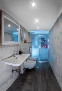 La salle de bains est pourvue d'un lavabo, de toilettes et d'une douche. dans l'établissement Hotel Letizia, à Rimini
