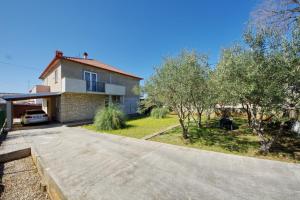 una casa con una entrada delante de ella en Apartment Korina, en Zadar