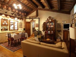 a living room with a couch and a table at B&B Asolo Casapagnano in Asolo