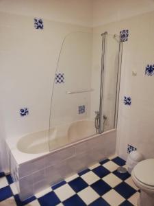 y baño con bañera y aseo. en Quinta Dos Ribeiros en Alpalhão