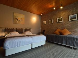 斯塔沃洛的住宿－Luxury villa with swimming pool，一间卧室设有两张床和砖墙