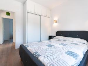 1 dormitorio con 1 cama con edredón azul y blanco en Belvilla by OYO Los Pinos, en L'Escala