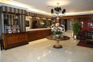 um lobby com uma mesa com flores em Princesa Ana em Granada