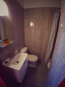 un bagno con un water bianco e un lavandino di Hotel Komfort Inn - Dwór Hubertus a Piekary Śląskie Altre 38 foto