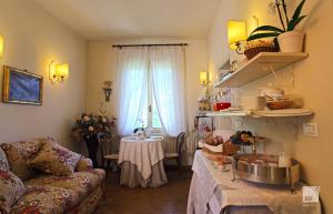 Virtuvė arba virtuvėlė apgyvendinimo įstaigoje Locanda Dei Cinque Cerri