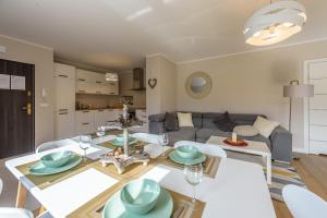 salon z kanapą i stołem w obiekcie Apartament Widokowy - 5D Apartamenty w Świeradowie Zdroju