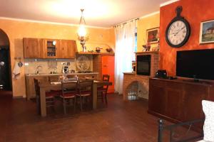 A kitchen or kitchenette at La locanda dell'artista
