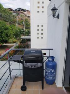 a grill on a balcony with a water container at Ciudadela Santafe in Santa Fe de Antioquia
