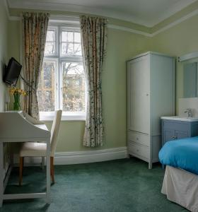 Un pat sau paturi într-o cameră la Sandfield Guest House