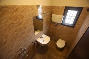 Koupelna v ubytování Nestlay Rooms Ambattur + 37 fotografií