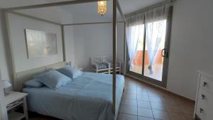 Posteľ alebo postele v izbe v ubytovaní Moderna Villa Cerca de la Playa Almadrava