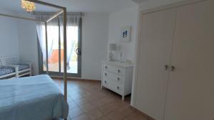 Posteľ alebo postele v izbe v ubytovaní Moderna Villa Cerca de la Playa Almadrava