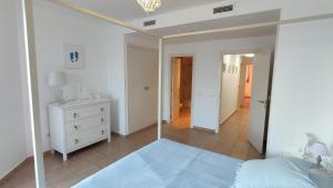 Posteľ alebo postele v izbe v ubytovaní Moderna Villa Cerca de la Playa Almadrava