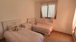 Posteľ alebo postele v izbe v ubytovaní Moderna Villa Cerca de la Playa Almadrava