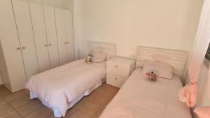 Posteľ alebo postele v izbe v ubytovaní Moderna Villa Cerca de la Playa Almadrava