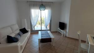 Televízia a/alebo spoločenská miestnosť v ubytovaní Moderna Villa Cerca de la Playa Almadrava