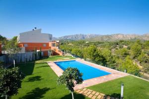 una imagen de una casa con piscina en Moderna Villa Cerca de la Playa Almadrava, en L'Ametlla de Mar