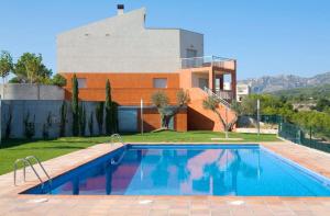 Bazén v ubytovaní Moderna Villa Cerca de la Playa Almadrava alebo v jeho blízkosti