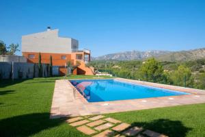 Bazén v ubytovaní Moderna Villa Cerca de la Playa Almadrava alebo v jeho blízkosti