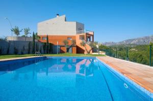 Bazén v ubytovaní Moderna Villa Cerca de la Playa Almadrava alebo v jeho blízkosti