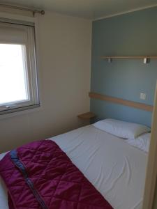 Llit o llits en una habitació de Altamira Camping Park
