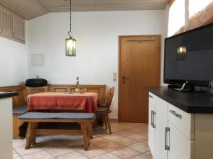 ein Esszimmer mit einem Tisch und einem TV in einem Zimmer in der Unterkunft Ferienwohnungen In de goldisch Luft in Gau-Algesheim