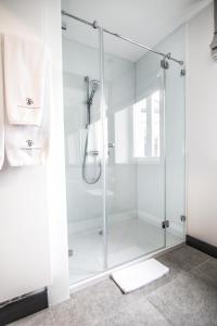 baño con ducha y puerta de cristal en Platinum Residence Boutique, en Poznan
