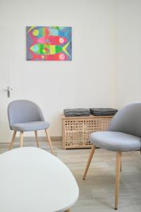 2 Stühle und ein Tisch in einem Zimmer in der Unterkunft Coup de coeur assuré pour cette charmante maison à 400 m de la plage in Saint-Gilles-Croix-de-Vie