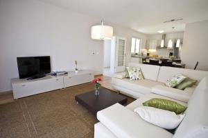 salon z białą kanapą i telewizorem w obiekcie Apartments Cvita w mieście Zadar