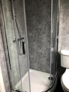 a shower stall in a bathroom with a toilet at City Centre Townhouse-3 Bedrooms & Parking - Excellent Location in Belfast