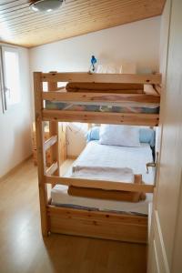La Guérinière的住宿－Maison idéale pour des vacances au cœur de l’Ile de Noirmoutier，一间卧室配有两张双层床。