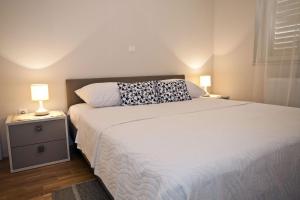 Llit o llits en una habitació de Apartments Cvita