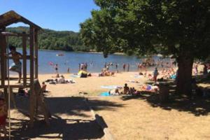 un gruppo di persone sulla spiaggia in un lago di Studio duplex 2 Lac des Montagnès a Mazamet Altre 5 foto