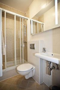 y baño con aseo, lavabo y ducha. en Apartments Cvita, en Zadar