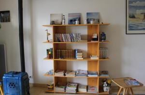ein Bücherregal mit Büchern auf einem Zimmer in der Unterkunft Maison avec jardin - Entre plage et rivière in Le Fenouiller
