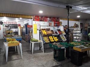 une section de produits d’un magasin de fruits et légumes dans l'établissement Apartamentos Stela Maris Praia e Aeroporto, à Salvador