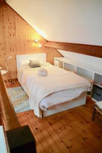 ein Schlafzimmer mit einem großen weißen Bett in einem Zimmer in der Unterkunft Coup de coeur assuré pour cette charmante maison à 400 m de la plage in Saint-Gilles-Croix-de-Vie