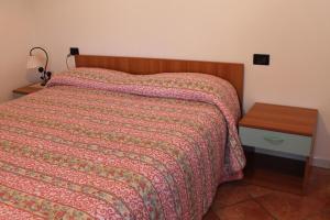Tempat tidur dalam kamar di La via del parco