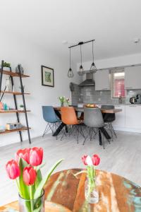 uma cozinha e sala de estar com mesa e cadeiras em Amelander Kaap 126 em Hollum