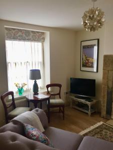 un soggiorno con divano e TV di Eden's House a Hexham