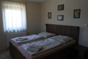 Postel nebo postele na pokoji v ubytování Aquasleep